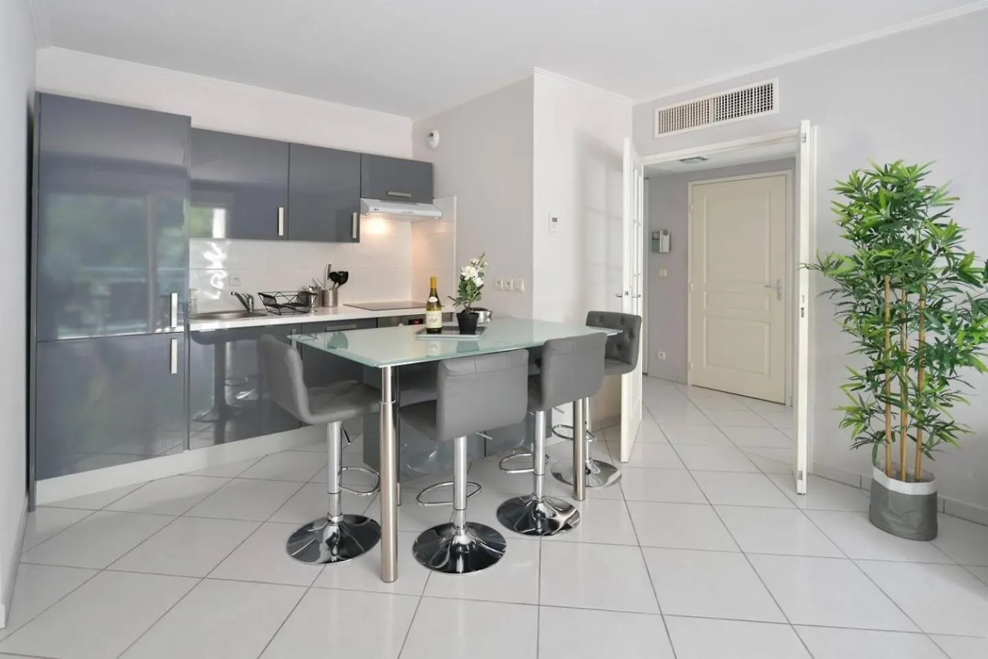 Modern One Room Apartment Near Mc Beausoleil France